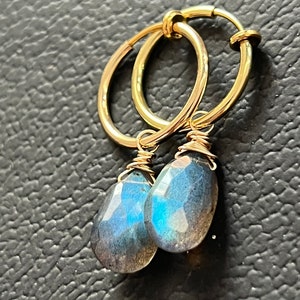 Peut inclure: Boucles d'oreilles créoles en or avec une pierre précieuse en labradorite en forme de larme suspendue à chaque créole.