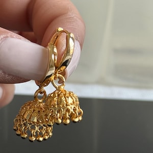 Jhumki de oro perforado - pendientes de estilo indio con aros huggie. Jhumki extra pequeño