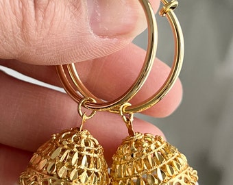 Orecchini a clip jhumka in stile indiano con oro e perle.