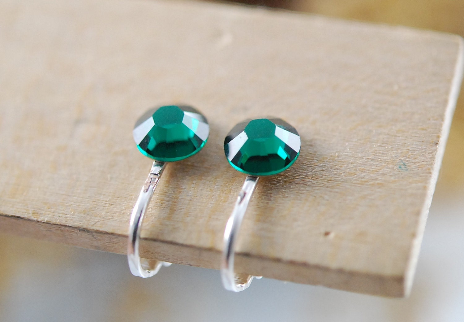 クリップオンスタッドピアス - スワロフスキー エメラルド - Etsy 日本