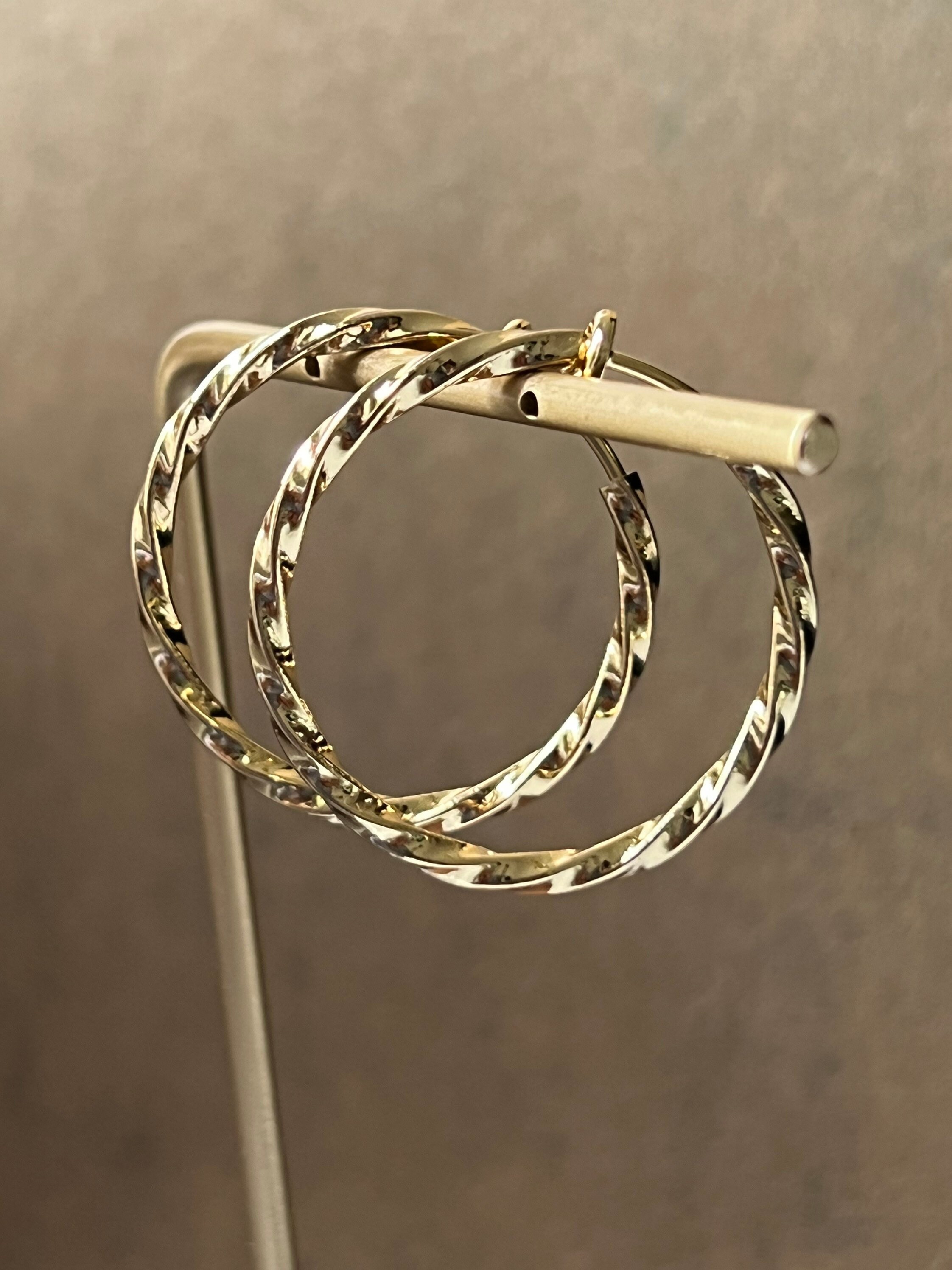 Orecchino piccoli cerchi uno | Forme Arte In Oro | Scopri di più