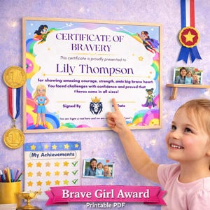 Può includere: Un "Certificato di Coraggio" incorniciato per "Lily Thompson", con illustrazioni di supereroi e un design arcobaleno. L'immagine include una medaglia d'oro, una foto e una tabella "I Miei Risultati". Il testo recita "Brave Girl Award" e "PDF stampabile".