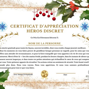 Puede incluir: Un certificado de agradecimiento con el texto "CERTIFICAT D'APPRÉCIATION HÉROS DISCRET" en letras doradas. El certificado tiene un diseño festivo con acebo, bayas rojas y copos de nieve. El logotipo de Everjoy Originals está en la esquina inferior derecha.