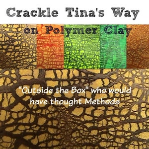Könnte beinhalten: Nahaufnahme einer strukturierten Polymer Clay-Oberfläche mit einer Craquelé-Oberfläche. Die Oberfläche ist hellbraun mit einem dunkelbraunen Craquelé-Muster. Der Text "Crackle Tina's Way on Polymer Clay" ist über der Oberfläche geschrieben. Der Text "Outside the Box" who would have thought Methods" ist unter der Oberfläche geschrieben.