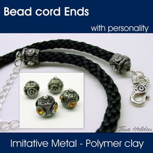 Könnte beinhalten: Schwarze Kordelkette mit silbernen Metallperlen und einem silbernen Verschluss. Die Perlen sind strukturiert und haben kleine klare Strasssteine. Der Text "Bead cord Ends with personality" und "Imitative Metal - Polymer clay" ist im Bild sichtbar.