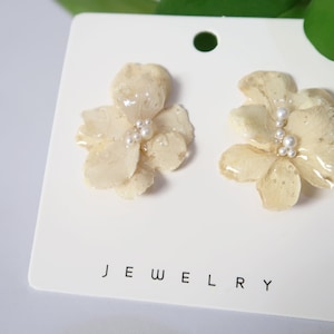Weiße Hortensie Ohrringe, weiße Hortensien Ohrringe, erhaltene Blütenohrringe, weiße Blütenschmuck, Epoxidharz mit Blüten, Geschenk für Mama