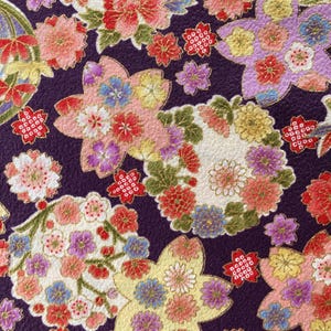 Japanisches Blumenmuster auf lila Hintergrund, japanischer Baumwollstoff, 1/2 Meter,