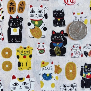 Maneki Neko (Glückskatzen) auf elfenbeinfarbenem Hintergrund, japanischer Baumwollstoff, Meterware, Winkekatzenstoff