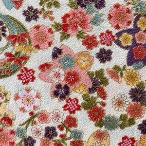 Japanisches Blumenmuster auf elfenbeinfarbenem Hintergrund, japanischer Baumwollstoff,