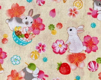 Lapins, fleurs de cerisier et bonbons japonais sur fond jaune clair, tissu en coton japonais, vendu par 1/2 mètre,