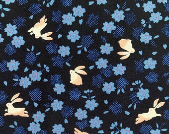 Lapins sautillants et fleurs de cerisier sur fond bleu marine, tissu en coton japonais, vendu par demi-mètre,
