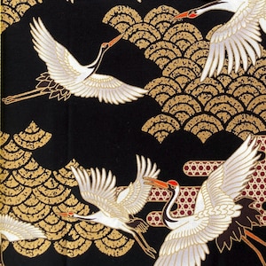 Può includere: Tessuto nero con un motivo ripetuto di gru bianche in volo, accentuato da disegni dorati a forma di ventaglio. Le gru hanno becchi e accenti rossi, creando un contrasto sorprendente.
