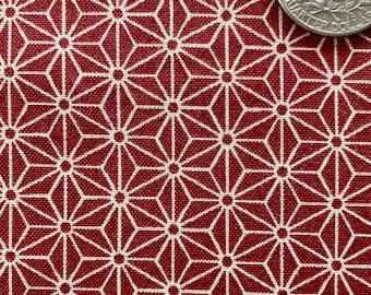 赤地に麻の葉模様の日本製綿布。半ヤード単位で販売。直径2.5cm。