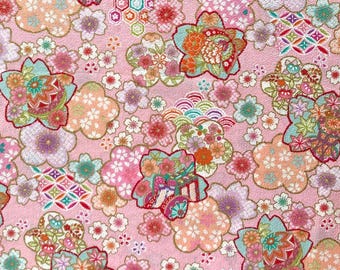 Motivo floreale giapponese su sfondo rosa, tessuto di cotone giapponese, venduto a mezzo metro, Chirimen,