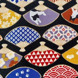 Faltfächer und Tuxedokatzen auf schwarzem Hintergrund , japanischer Baumwollstoff, Meterware
