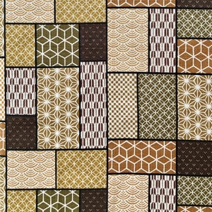 Pode incluir: Um tecido com um design de patchwork que apresenta vários padrões geométricos em tons de marrom, verde e dourado. O tecido é composto por quadrados e retângulos, cada um com um padrão diferente.