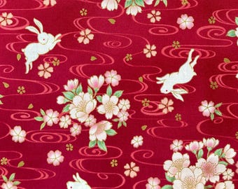 Lapins sautant et fleurs de cerisier sur fond rouge, tissu en coton japonais, vendu par demi-mètre,