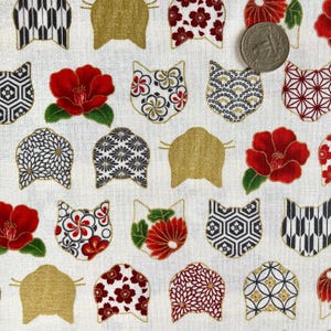 Japanisches Muster mit Katzengesichtern und Kamelie auf elfenbeinfarbenem Hintergrund, japanischer Baumwollstoff, Meterware, Quilt Gate,