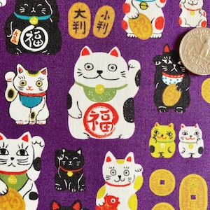 Maneki Neko (Glückskatzen) auf elfenbeinfarbenem Hintergrund, japanischer Baumwollstoff, Meterware, Winkekatzenstoff