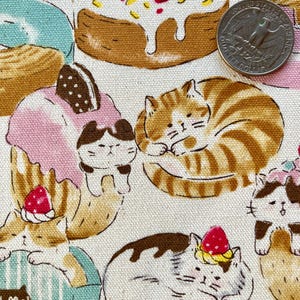 Katzen haben sich zusammengerollt mit leckeren Süßigkeiten auf elfenbeinfarbenem Hintergrund, japanischer Baumwoll-Oxford-Stoff, 1/2 Yard verkauft,