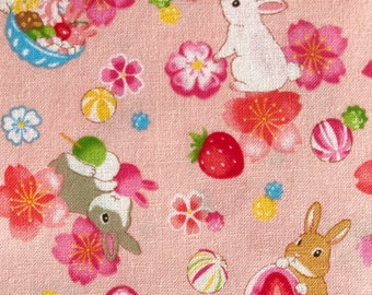 Konijnen, kersenbloesems en Japanse zoetigheden op roze achtergrond, Japanse katoenen stof, verkocht per 1/2 el