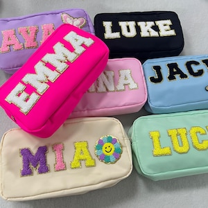 Bolsa de maquillaje personalizada, bolsas de maquillaje con parche de chenilla con letras, bolsa de cosméticos con nombre, regalo personalizado para ella, regalo de dama de honor