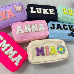 Bolsa de maquillaje personalizada, bolsas de maquillaje con parche de chenilla con letras, bolsa de cosméticos con nombre, regalo personalizado para ella, regalo de dama de honor
