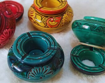 Cendrier en poterie avec un couvercle pour protéger des éléments extérieurs avec un design marocain authentique. Ajoutez une touche de distinction à votre maison,