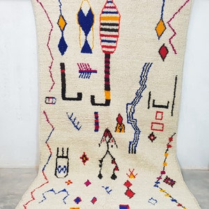 Le tapis amazigh est un chef-d'œuvre fait main au cœur des montagnes de l'Atlas ,qualité est excellente Qualité Excellent 268 X 144 Cm