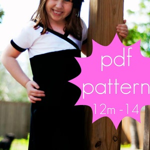 Op de afbeelding: Een zwart-witte jurk met een witte top en zwarte rok. De jurk heeft een V-hals en korte mouwen. De tekst "pdf pattern 12m-14" staat in een roze ster.