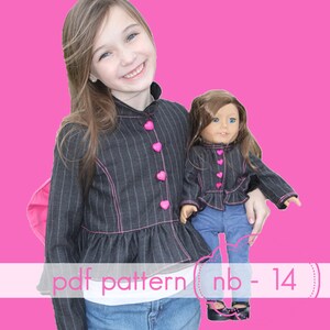 Op de afbeelding: Een meisje en een pop dragen bijpassende grijze krijtstreepjassen met roze hartvormige knopen en roze stiksels. De jassen hebben een gefranjerde zoom. De tekst "pdf pattern nb - 14" is zichtbaar.