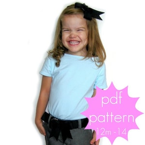 Puede incluir: Una persona joven que lleva una camiseta azul claro, pantalones grises y un lazo negro. Un lazo negro también está en su pelo. Un gráfico rosa en forma de estrella con las palabras "pdf pattern" y el rango de tallas "12m-14" está en la imagen.