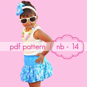 K&ouml;nnte beinhalten: Ein M&auml;dchen tr&auml;gt ein wei&szlig;es Tanktop, einen blau-wei&szlig;en gemusterten Rock und eine bunte Perlenkette. Sie tr&auml;gt auch eine Sonnenbrille und ein Stirnband. Der Text "pdf pattern nb - 14" ist im Bild sichtbar.