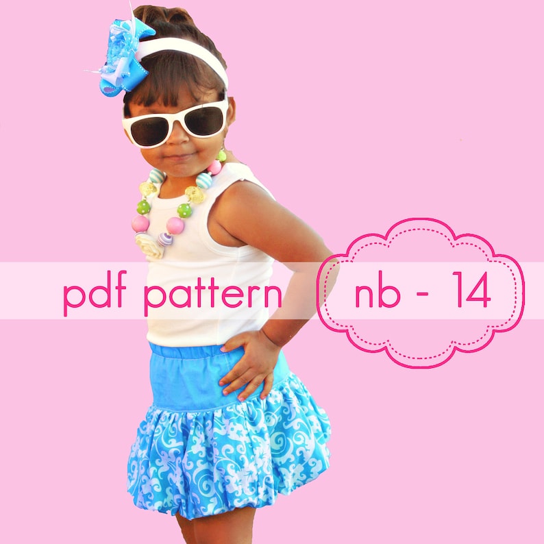 K&ouml;nnte beinhalten: Ein M&auml;dchen tr&auml;gt ein wei&szlig;es Tanktop, einen blau-wei&szlig;en gemusterten Rock und eine bunte Perlenkette. Sie tr&auml;gt auch eine Sonnenbrille und ein Stirnband. Der Text "pdf pattern nb - 14" ist im Bild sichtbar.
