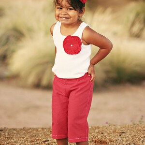 Puede incluir: Un letrero de madera con el logotipo de "STAR WARS", de 107 cm de ancho. El letrero es de madera clara y se muestra sobre un fondo azul oscuro. El texto en la parte superior dice "42" Sign For Michelle".