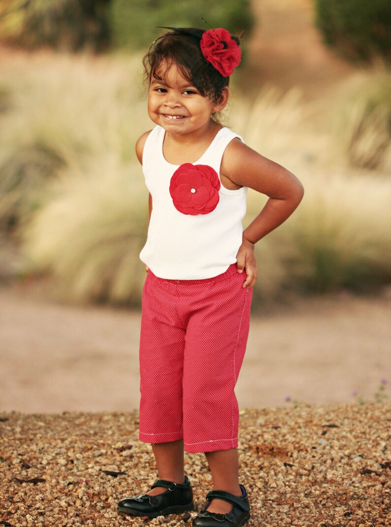 Puede incluir: Un letrero de madera con el logotipo de "STAR WARS", de 107 cm de ancho. El letrero es de madera clara y se muestra sobre un fondo azul oscuro. El texto en la parte superior dice "42" Sign For Michelle".