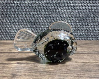 Figura de pez de cristal artístico transparente y verde con burbujas controladas de Lefton. Pisapapeles.