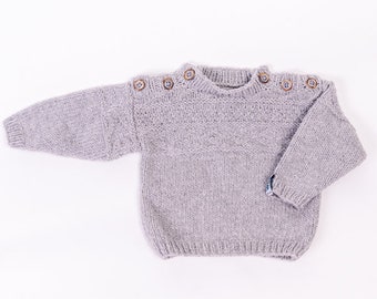 Handgestrickter Baby- oder Kleinkindpullover