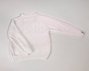 Handgestrickter Kinderpullover mit Einstrickmuster