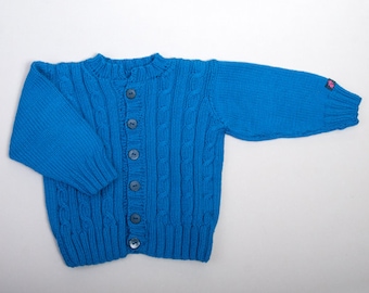 Handgestrickte Kinderjacke mit Zopfmuster