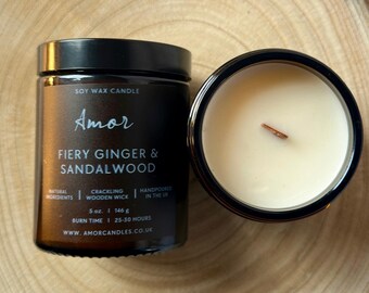 Bougie en cire de soja parfumée FIERY GINGER & SANTAL avec mèche en bois qui crépite / Pot ambré réutilisable / Autonomie jusqu'à 35 heures / Respectueux de l'environnement