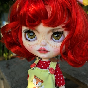 Aangepaste Blythe-pop Rosie - rood krullend haar, sproeten, vossenromper - OOAK Handmade Art Doll