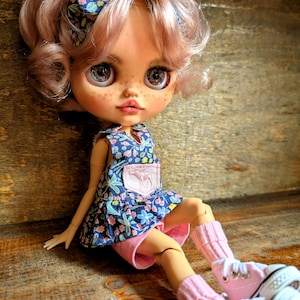 Aangepaste Blythe-pop &quot;Daisy&quot; - OOAK handgemaakte kunstpop voor verzamelaars met pastelroze haar, sproeten en bloemenoutfit