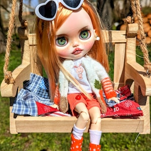 Aangepaste Blythe-pop Lina – OOAK-kunstpop met rood haar, handgemaakte outfit en accessoires – verzamelcadeau voor poppenliefhebbers