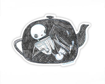 Op de afbeelding: Een zwart-witte illustratie van een skelet dat in een theepot zit. De theepot heeft een tuit en een handvat. Het skelet houdt een boek vast en heeft een verraste uitdrukking op zijn gezicht. De tekst "CAT.ROCKETBOY" staat onderaan de afbeelding.