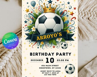Könnte beinhalten: Eine Einladung zum Geburtstag mit Fußball-Motiv, mit einem Fußball, einer Krone und einem Banner mit der Aufschrift "Arroyo's". Die Einladung enthält den Text "Birthday Party", Datum, Uhrzeit und RSVP-Informationen. Das Design zeigt Sterne, Blumen und einen Heißluftballon.
