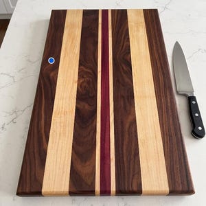 Planche à découper faite main en noyer, érable et cœur de mauve : cadeau de cuisine en bois