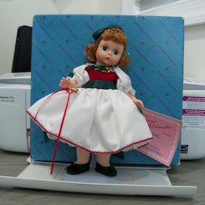 Madame Alexander Belks HOLLY 8 inch doll 1994 Vg condition free stand Christmas