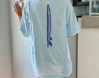 Camiseta con gráfico de tabla de surf vintage: Camiseta de vacaciones en la playa costera