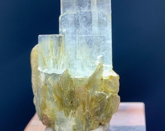 スカルドゥ鉱山産天然スカイブルーアクアマリン結晶標本。天然鉱物